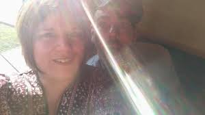 Can someone remove glare from photo?