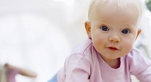 Wann fangen babys an zu krabbeln? Meilensteine Krabbeln Babycenter