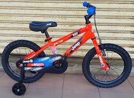 Apabila toby merosakkan basikal berharga alex, dia memutuskan untuk memperbaikinya dengan alat kerennya. Basikal Kanak Kanak Neo Cycle Enterprise