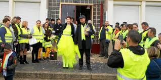 L'instauration du référendum d'initiative citoyenne reste une revendication commune à la majeure partie des gilets jaunes, en se présentant comme un outil pour rendre le pouvoir au peuple et obtenir une vraie démocratie. Callac Deux Gilets Jaunes Se Marient Tout En Jaune Le Telegramme