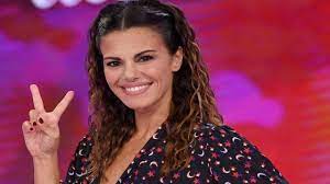 Il nuovo look fa già tendenza, cosa ha fatto ai capelli | foto. Bianca Guaccero Capelli Arruffati E Poche Ore Di Sonno La Foto Al Naturale Meteoweek