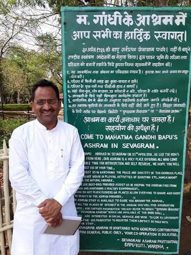 WATCH || Maharashtra: President #DroupadiMurmu visits Sevagram Ashram in Wardha, where Mahatma Gandhi stayed from 1936 to 1948. She visits Bapukuti, Adi Niwas, Ba Kuti, and Bapu's office, and partic