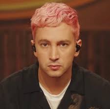 post de apreciación tyler con el pelo rosa😍
