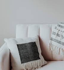 Suivant la teinte de votre canapé en cuir, enlever la tache sans laisser de trace sera parfois très délicat et quelque soit la nature de la tache, il ne faut jamais frotter un canapé en cuir. Comment Nettoyer Un Canape En Cuir Blanc Bobochic