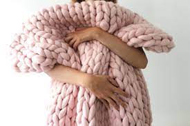 Le plaid grosse maille est un indispensable pour l'hiver, pour créer une ambiance cocooning et relaxante et se réchauffer pendant l'hiver. Ou Trouver Un Plaid En Laine Avec Des Grosses Mailles