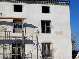 A l'origine, on parlait surtout de peinture à la chaux blanche du fait de la blancheur immaculée de la chaux. Enduit Facade A La Chaux Chambles Tel 07 84 93 55 34