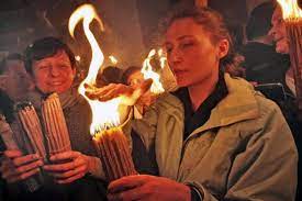 Sfanta lumina de la mormantul sfant din ierusalim, adusa de parintele arhimandrit teofil anasatosoaie, superiorul asezamintelor patriarhiei romane la locurile sfinte, a ajuns sambata la bucuresti. Sfanta Lumina A Venit La Ierusalim Si In 2018 Video Ziarmm