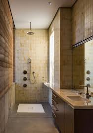Interior Detail Of The Mountain Retreat In Tucson Arizona Usa By Dust Banos De Lujo Muros Casas De Tierra