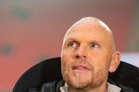 Een betonnen plaat, het waait er altijd en de selectie piept en kraakt,  maar dan nog: FC Twente heeft geen excuses in Katwijk