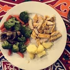 100g chicken 100g potato steamed vegetables افطار صحي ١٠٠غرام دجاج ١٠٠ غرام بطاط و الخضرة مسلوقه a healthy breakfasting for ramadan chicken food meat