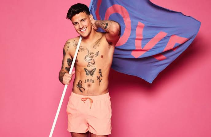 Love Island new boy Charlie Radnedge told to 'f*** off' as he enters the  villa - Yahoo Movies UK