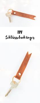Diy Schlusselanhanger Aus Leder Basteln Und Namen Pragen Schlusselanhanger Basteln Schlusselanhanger Leder Leder Schlussel