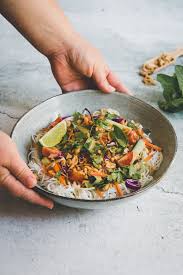 Salade Comme Des Rouleaux De Printemps Veganes Rose Citron Cuisine Asiatique Recettes De Cuisine Recette Asiatique