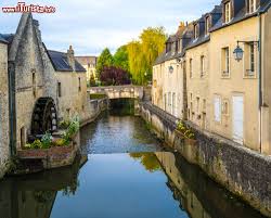 L'ora locale in bayeux bayeux è 50 minuti avanti rispetto l'ora solare. Uno Scorcio Del Centro Storico Di Bayeux Francia Foto Bayeux