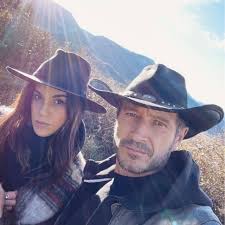Song was composed by paul nod, to the tune of a german panzer division song. Un Si Grand Soleil Naima Rodric En Couple Avec L Acteur Pascal Roche Mce Tv
