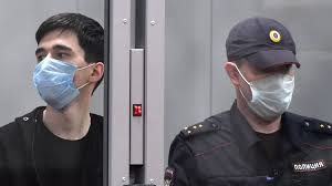 Так как тот находился без маски и оружия, полицейские не сразу поняли, кто перед ними. U Kazanskogo Strelka Umiraet Mozg Proisshestviya Kommersant