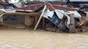 Adanya banjir tentu menimbulkan dampak kerugian bagi masyarakat. Luwu Utara Korban Banjir Bandang Terus Bertambah Rumah Diselimuti Lumpur 2 5 Meter Warga Mengungsi Pakai Ban Bbc News Indonesia