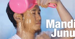 Mandi besar atau mandi wajib adalah mandi atau menuangkan air ke seluruh badan dengan tata cara tertentu untuk menghilangkan hadast besar. Mandi Wajib Dalam Keadaan Berbogel Adakah Sah Mandi Junub Saya Mari Kita Lihat Apa Kata Mufti Islam Itu Indah