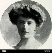 Nell Kline's Instagram, Twitter & Facebook