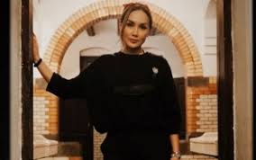 Pasangan demian dan sara wijayanto selalu terlihat serasi di berbagai kesempatan. Sara Pajang Foto Demian Temani Edison Dan Tulis Puji Tuhan Netizen Malah Ribut Soal Agama