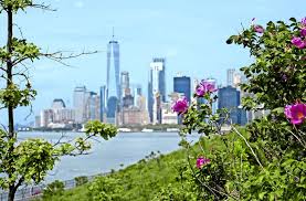 Nyc ferry is separate from the governors island services which operate from battery maritime building, red hook/atlantic basin, and atlantic ave/pier 6 on weekends. Die Insel Vor New York Governors Island Ist Das Sanatorium Der Sinne Panorama Stuttgarter Nachrichten