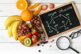 Molécula de glucosa en pizarra con frutas frescas mixtas | Foto Premium