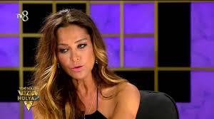 Anne ve babası ankara'da memur olarak çalıştığı için çocukluğu ayvalık'ta. Hulya Avsar Hulya Berkay A Can Alici Soruyu Sordu 1 Sezon 21 Bolum Youtube