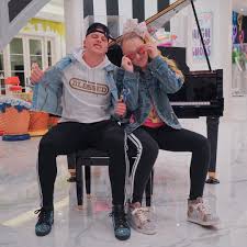 Jojo siwa was born in omaha, nebraska, in the united states. Twitter Thinks Jojo Siwa S Rumored Boyfriend Elliott Brown Is 28 How Old Is Elliott Brown