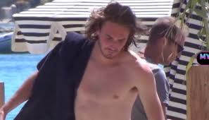 Ο στέφανος τσιτσιπάς ανήκει στην κατηγορία των διάσημων προσώπων που η ζωή και η καριέρα τους έχουν ξεχωριστό ενδιαφέρον. Tsitsipas Oi 8aymastes Den Ton Afhsan Se Hsyxia Sth Mykono Video