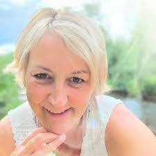 Kari Waldron's Instagram, Twitter & Facebook