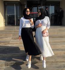 During winter we use thicker scarves, like pashminas to keep us warm. Chic Ways To Style Pleated Skirt For Hijab Hijab Style Com