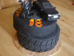 Auto Torte Reifentorte Himbeer Mascarpone 18tergeburtstaggeschenkjungs Auto Torte Reifentorte Himbeer Mascarpone 18tergeburtstaggeschenkjungs In 2020 Auto Torte Cars Kuchen Motorrad Torte