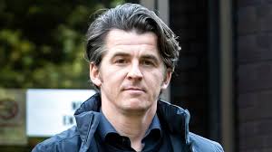 Joey Barton fait un doigt d'honneur devant l'un des bus du PSG