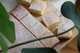 Ein saftiger, lockerer teig mit einer frischen zitronenglasur >>. Krebsen Und Aluette Topfen Zitronen Kuchen