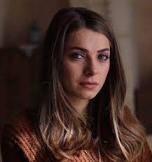 Hercai yaren konusu son dönemde en çok merak edilen konulardan biri olmuştur. Hercai Dizisi Yaren Sadoglu Ilay Erkok Kimdir Dizi Bilgi