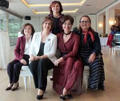 Başarılı bir öğrencilik döneminden sonra odtü mimarlık bölümü'nü tamamladı. Ozlem Gurses Esi