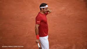 Roger federer besteht den ersten test beim french open und steht in der 3. Roger Federer Trains Ahead Of French Open 2021 Fans Spot Something Fascinating On Him