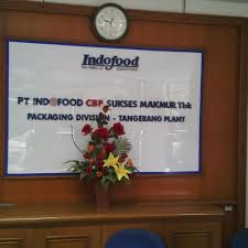 Pengujung mengambil mie instan di pusat perbelanjaan di jakarta (11/10). Pt Indofood Cbp Sukses Makmur Tbk 3 Tips