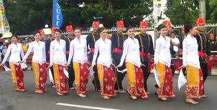 Tari melinting tergolong tarian tertua yang pernah ada di sana, karena diperkirakan tarian ini sudah ada sejak masuknya agama islam di indonesia, khususnya di daerah lampung sendiri. Tarian Yang Berasal Dari Daerah Lampung Lampukita