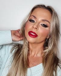 Hayley Robertson's Instagram, Twitter & Facebook