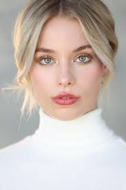 Elle Chapman's Instagram, Twitter & Facebook