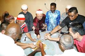 Pemindahan rakyat cina ke malaysia adalah kerana desakan pada zaman dinasti manchu ( 1644 kedatangan orang cina ke tanah melayu juga secara tidak langsung membawa masuk budaya, agama dan bahasa mereka. Cina Masuk Islam Bukan Jadi Melayu