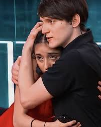 Samuele si è disteso su uno dei divani della casetta e al suo fianco sono giunti immediatamente giulia e aka7even, incapaci di restare. Xgxgbajulhuvim
