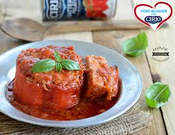 Per preparare questa ricetta, iniziate a lavare i peperoni piccoli, eliminate il piccioli ed eventuali semi, asciugateli con carta assorbente e tenete da parte. Ricetta Peperoni Ripieni Al Sugo Profumati Al Basilico Cirio