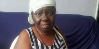 No Rio de Janeiro, semáforo cai sobre cabeça de idosa