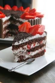 Layer Cake Ou Gateau A Etages Au Chocolat Et Fraises Passion Culinaire By Minouchka Gateau A Etage Chocolat Gateau Fraise Chocolat Gateau Chocolat
