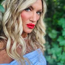 Kayla Ware (@killaakay)