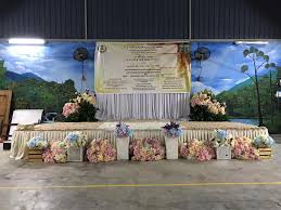 Bagi menyerikan lagi majlis, hiasan bungaan sama ada bungaan hidup atau bunga hiasan digunakan menghiasi setiap ruangan. Hiasan Pentas Dewan Terbuka Nr Wedding Planner Events Facebook