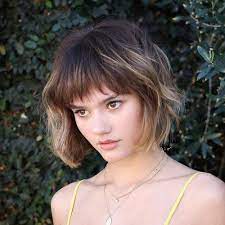 The slightly inverted shape and combover bangs have a subtle sexy appeal. Best Short Wavy Hair With Bangs Ideas For 2021