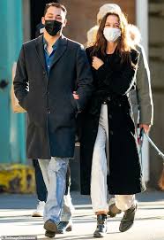 Photogallery of katie holmes updates weekly. Katie Holmes 42 Bundles Up For Romantic Stroll With Boyfriend Emilio Vitolo Jr 33 In Nyc Daily Mail Online